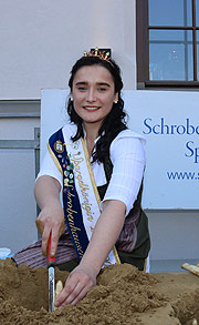 Schrobenhausener Spargelkönigin Annalena Fischhaber beim Anstich auf dem Viktualienmarkt am 28.03.2022 (©Foto: Martin Schmitz)